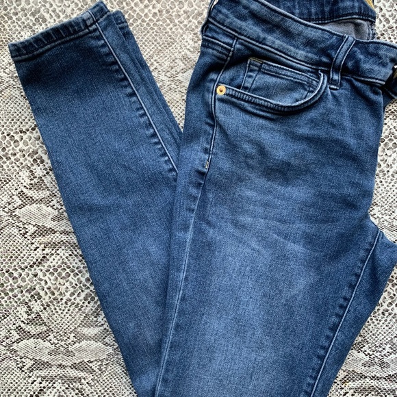 Women’s 27x31 Tommy Bahama Denim Jeans Tapered Ankle Skinny Fit Mid Rise - Picture 2 of 4